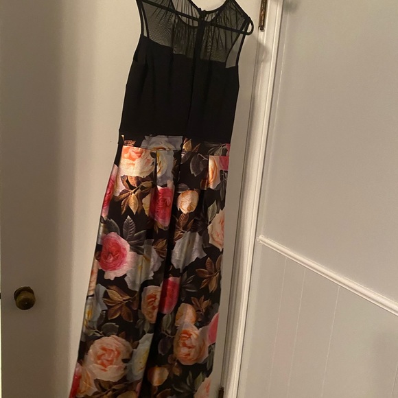 Brand:  Enfocus Studio Dress -Size 10 -black floral bottom w/partially sheer top - Picture 2 of 3